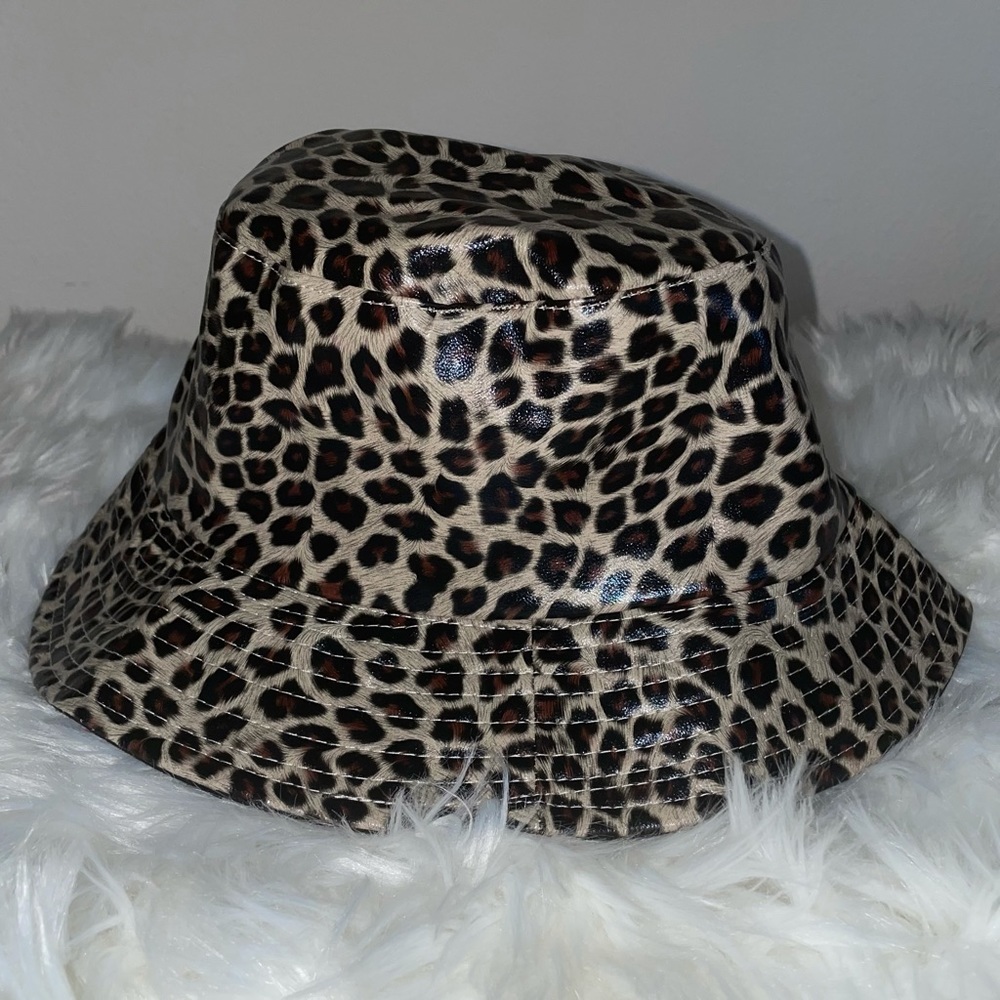Isaac Mizrahi Leopard Print Bucket Hat